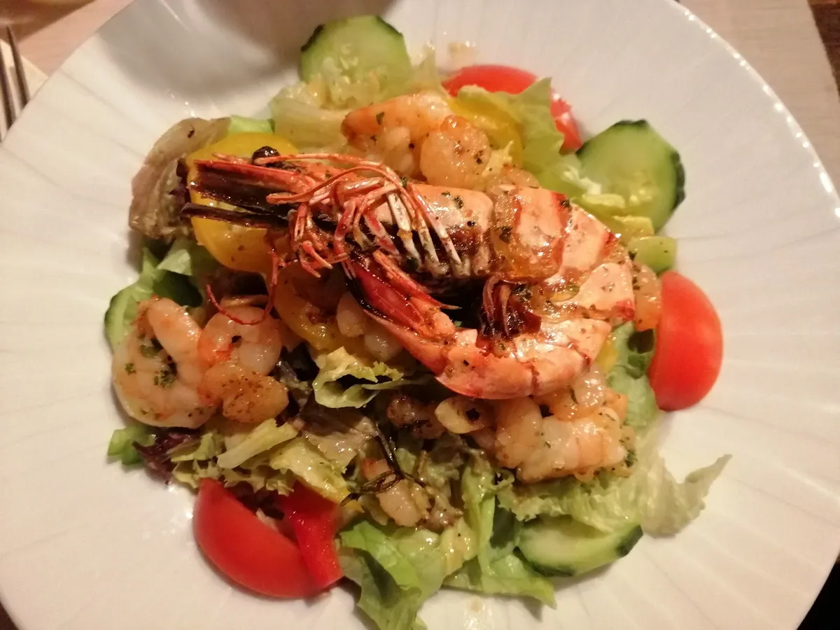 Salat mit gegrillten Garnelen